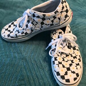 Big girl Vans size 4 in very good condition.